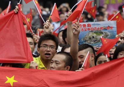 Manifestantes enarbolan banderas chinas para reclamar la soberan&iacute;a de Pek&iacute;n sobre las islas Diaoyu, que Jap&oacute;n considera suyas.