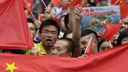 Manifestantes enarbolan banderas chinas para reclamar la soberanía de Pekín sobre las islas Diaoyu, que Japón considera suyas.