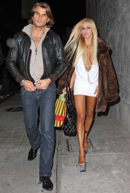 A.J. (fruto del segundo matrimonio del actor) caminando, en 2007, por Los Ángeles con Shauna Sand, su madrastra y cuarta mujer de su padre. Con ella se acostó al cumplir la mayoría de edad.