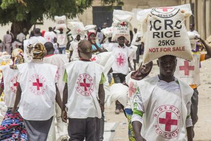 Decenas de voluntarios de la Cruz Roja de Nigeria, junto con 70 trabajadores, están ayudando al CICR a distribuir alimentos a 8.500 familias en Maiduguri. El CICR tiene previsto distribuir alimentos entre otras 500.000 personas.