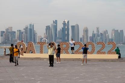 'Skyline' de Doha con turistas en primer término.