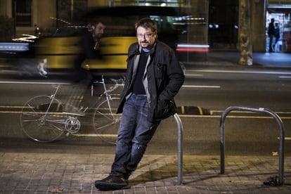 Xavier Dom&egrave;nech, portavioz de En Com&uacute; Podem, ayer en la calle Urgell de Barcelona.  