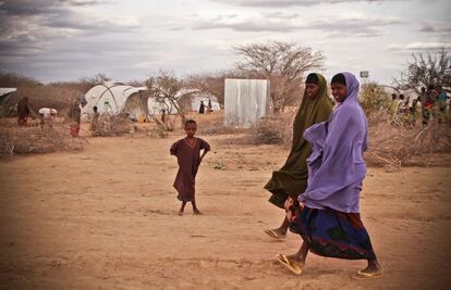 Dos jóvenes pasean por uno de los campos. Aún muchas mujeres sufren violencia de género, violaciones y matrimonios forzosos, también en los campos de refugiados. Este es uno de los asuntos que más preocupa a Acnur junto con la seguridad en general.