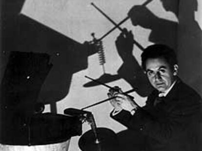 Autorretrato del fotógrafo Man Ray realizado hacia 1936.