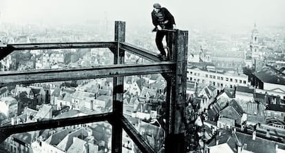 Un obrero en el andamio de la Boerentoren de Amberes en 1930.