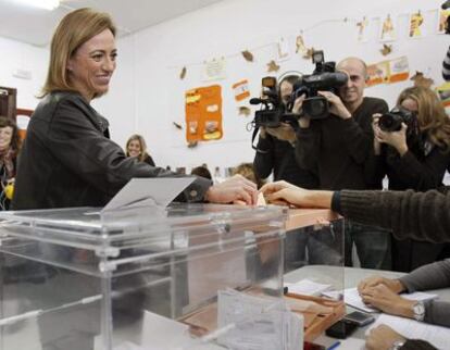 La ministra de Defensa y cabeza de lista por Barcelona del PSC Carme Chacón ha votado en un colegio electoral de Esplugues de Llobregat.