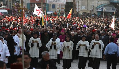 Católicos palestinos se dirigen a la iglesia de la Natividad en Belén el 24 de diciembre.