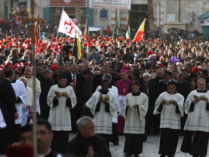 Católicos palestinos se dirigen a la iglesia de la Natividad en Belén el 24 de diciembre.