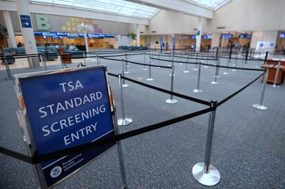 Entrada al área de control de seguridad y control migratorio en el aeropuerto de Orlando, Florida. El aeródromo se cerró cuando el huracán Dorian giró hacia el norte frente a la costa este del Estado.