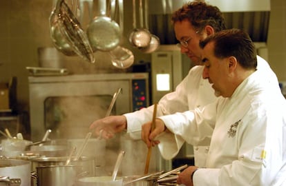 Los cocineros Massimo Camia y Gran Piero cocinan en un restaurante de Tur&iacute;n, en 2006.
 