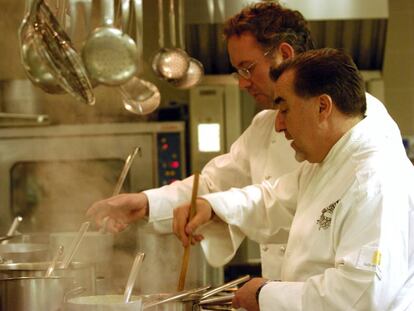 Los cocineros Massimo Camia y Gran Piero cocinan en un restaurante de Turín, en 2006.