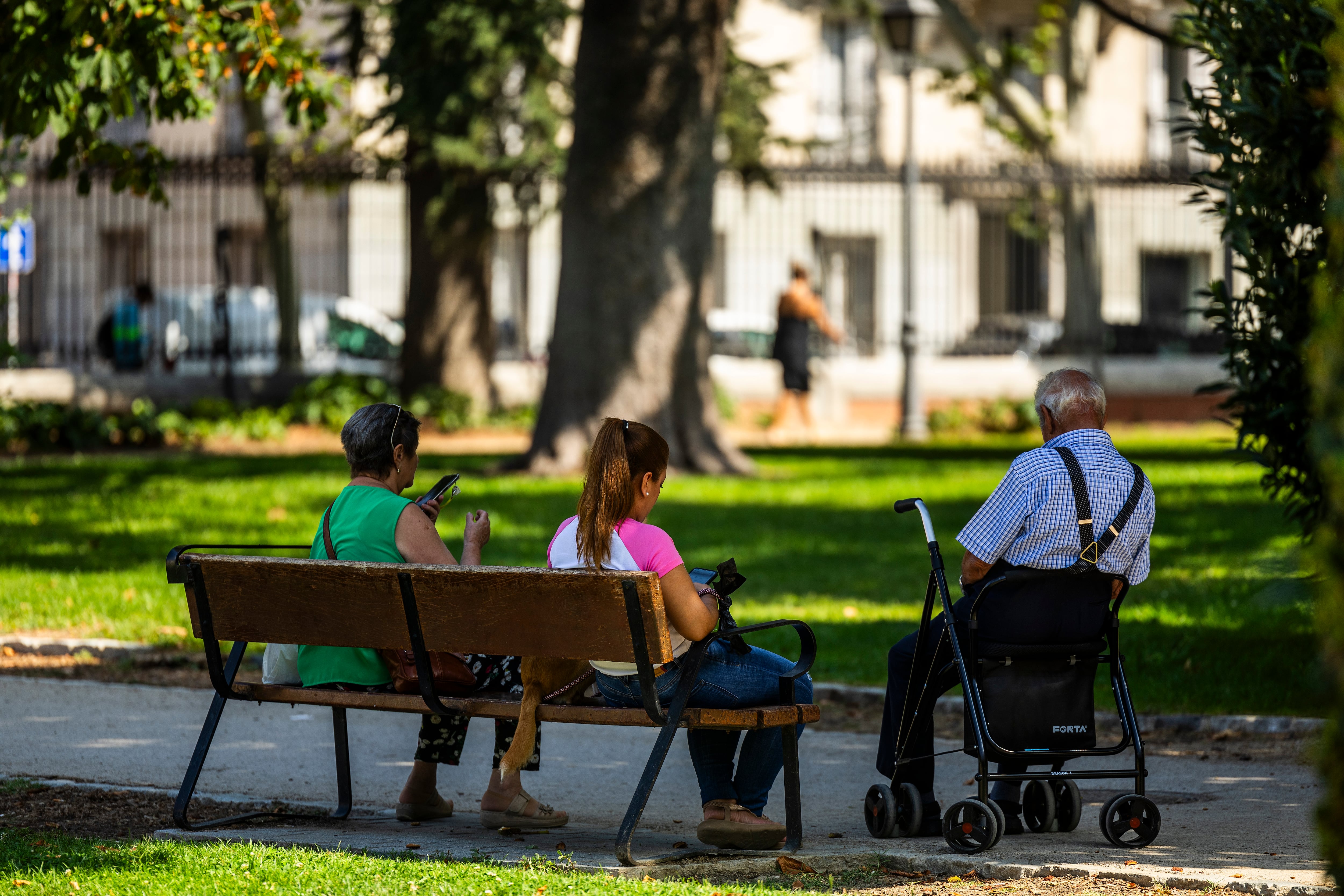 Gente mayor en el parque del Retiro, en Madrid.