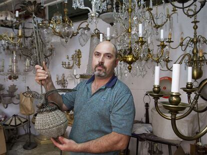 Antonio Monroy, en su taller de restauración e invención de nuevas lámparas en Priegue (Nigrán).