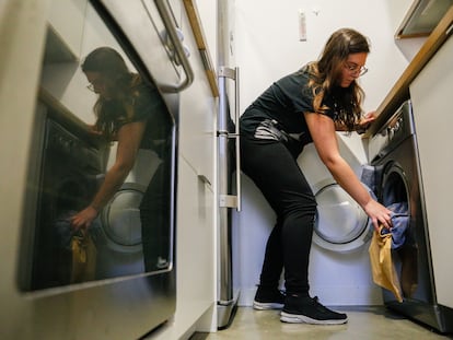 Una mujer pone la lavadora en su domicilio en Madrid.