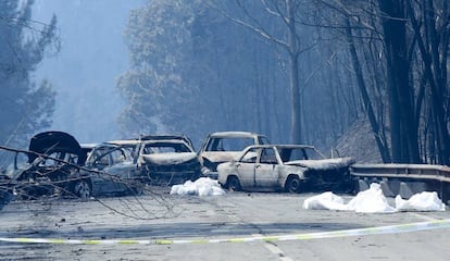 Carros carbonizados na estrada entre Figueiró dos Vinhos e Castanheira de Pera.