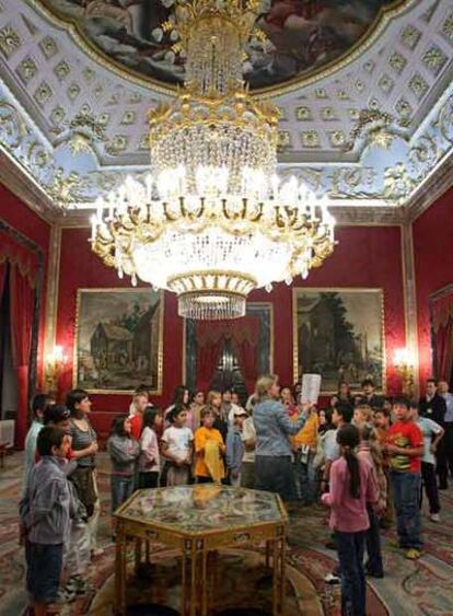 Los niños del colegio San Bartolomé en el Palacio Real.