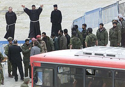 Los frailes franciscanos despiden a los últimos palestinos que abandonan la basílica de la Natividad, ayer por la mañana en Belén.