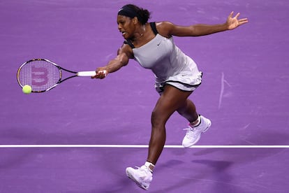 Como la fashion victim que es, Serena dejó claro a los diseñadores de Nike que la comodidad no era lo más importante para ella. “Les dije, ‘Mirad, quiero lucir muy bien en la pista. No tengo que estar comodísima. Si queréis haced cambios y usar diferentes tejidos que otros jugadores no quieren llevar, hacedlo. A mí no me hace falta sentirme tan confortable como a ellas”, declaró a ESPN.