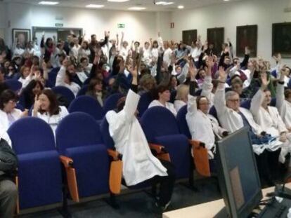 Trabajadores del Hospital General de Valencia durante la asamblea en la que se ha aprobado el encierro.