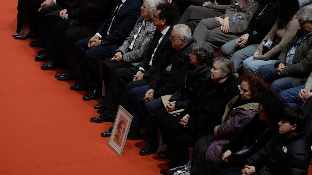 Puente defiende su transparencia tras el accidente de Adamuz: “Dije que no me iba a esconder y no lo he hecho” | El PP pide la dimisión del ministro de Transportes: “Mentirle a un país entero le invalida para ser ministro” 