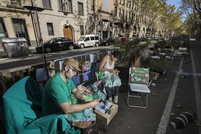 Un dels objectius de la iniciativa s que els ve?ns dissenyin i construeixin la seva prpia installaci a la pla?a d'aparcament. A la foto, dues persones preparen un espai a la Ronda de Sant Pau de Barcelona.