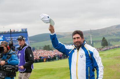 José María Olazábal saluda al público reunido en Gleneagles.