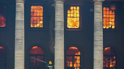 Bombeiro combate o incêndio que destruiu a Biblioteca Jagger, de quase 200 anos, no campus da Universidade da Cidade do Cabo (UCT), na África do Sul, no domingo.