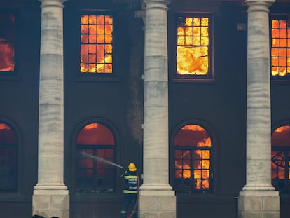 Bombeiro combate o incêndio que destruiu a Biblioteca Jagger, de quase 200 anos, no campus da Universidade da Cidade do Cabo (UCT), na África do Sul, no domingo.