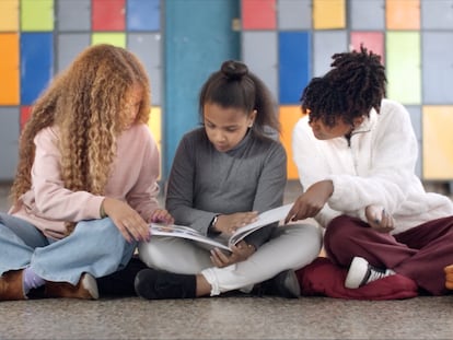 Jóvenes analizan un libro de texto.