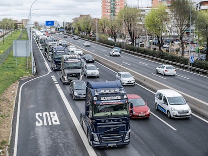 Protesta de transportistas en la A-42 a la altura de Getafe (Madrid), este martes.