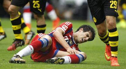 Javi Martinez, doliéndose de su lesión. 