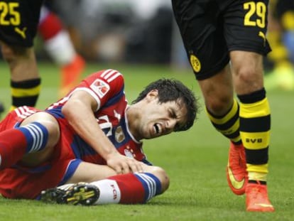 Javi Martinez, doliéndose de su lesión. 