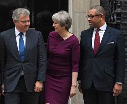 La primera ministra británica, Theresa May (c), posa junto a los recién elegidos presidente del Partido Conservador, Brandon Lewis (i) y vicepresidente del partido, James Cleverly (d),este lunes en Londres.