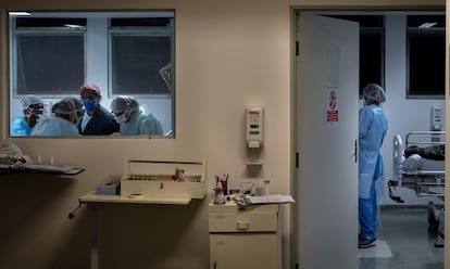 Profesionales en un ala destinada a tratar a pacientes con coronavirus en el Hospital Municipal Tide Setúbal,al este de São Paulo.