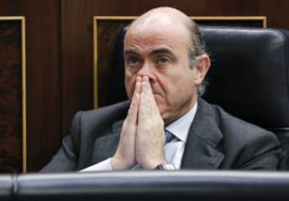 El ministro de Economía y Competitividad, Luis de Guindos, durante la sesión de control al Ejecutivo celebrada hoy en el Congreso de los Diputados.