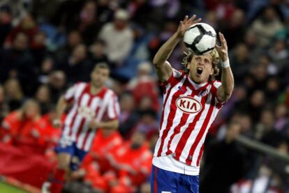 Forlán, en una acción del partido.