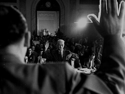 El senador Joseph McCarthy toma juramento al escritor Dashiell Hammett ante el comité de investigación anticomunista.