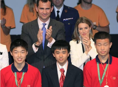 Los Príncipes de Asturias ayer, durante el acto en el que se entregaron las medallas a los ganadores de la Olimpiada de Matemáticas