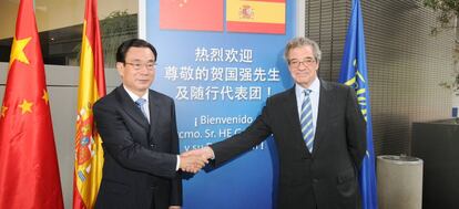 El ex presidente de Telefónica, César Alierta, en la firma de uno de los acuerdos con China Unicom.