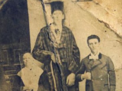 Agustín Luengo, hacia 1850 con su madre y una persona no identificada, en su pueblo, Puebla de Alcocer (Badajoz)