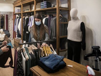 Una tienda de ropa en el centro comercial Illa Diagonal de Barcelona, este lunes.