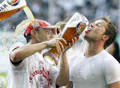 Van Bommel y Rensing festejan el título con jarras de cerveza.