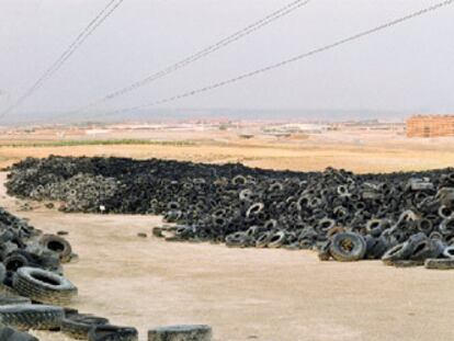 Basurama enseña el cementerio de neumáticos de un lugar de La Mancha llamado Seseña.