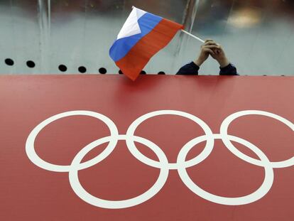 Un aficionado, con una bandera rusa durante los Juegos de Sochi 2014.