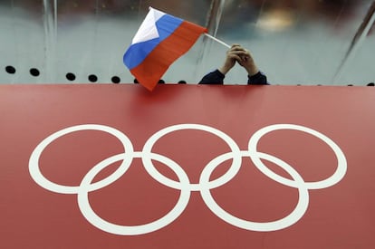 Un aficionado, con una bandera rusa durante los Juegos de Sochi 2014.