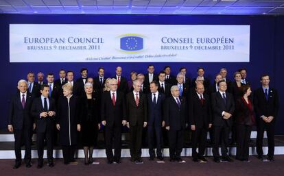 Los jefes de Estado y Gobierno de la Unión Europea posan para una fotografía de familia al final del primer día de la cumbre en Bruselas.