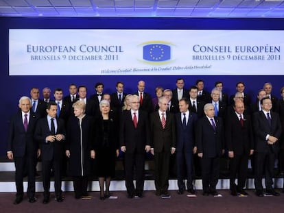 Los jefes de Estado y Gobierno de la Unión Europea posan para una fotografía de familia al final del primer día de la cumbre en Bruselas.