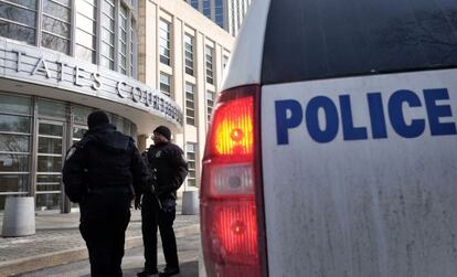 Policiais em frente a tribunal do Brooklyn para onde dois dos tr&ecirc;s detidos foram levados.
 