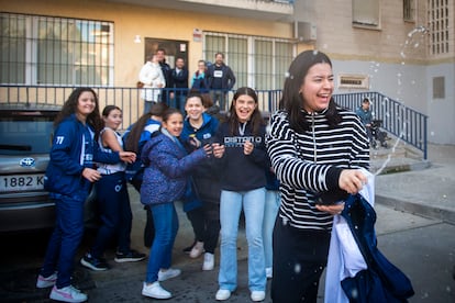 Celebracin del premio Gordo en el Club Deportivo Distrito Olmpico este domingo en Madrid.