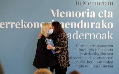 Un momento del acto de entrega de los cuadernos de memoria a víctimas de ETA cuyos asesinatos están aún sin resolver.